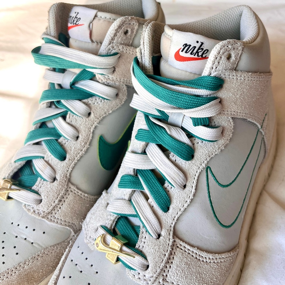 Nike Dunk High SE First Use Green Noise
sneaker in the Light Bone and Sail